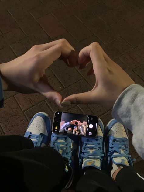 Couple Shoes Pictures Aesthetic, Sneakers Couple Goals, Matching Dunks Outfit, Hand Heart Pictures Couple, Shoe Pics With Boyfriend, Couple Shoes Aesthetic Night, Couple Sneakers Aesthetic, Sneaker Couple Goals, Matching Sneakers Couples Prom