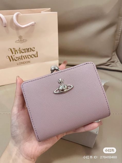 Wallets For Women Aesthetic, Wallets Aesthetic, Me Bag, School Bag Essentials, Inside My Bag, Best Friend Outfits, Sports Shorts Women, Cute Wallets, Luxury Purses