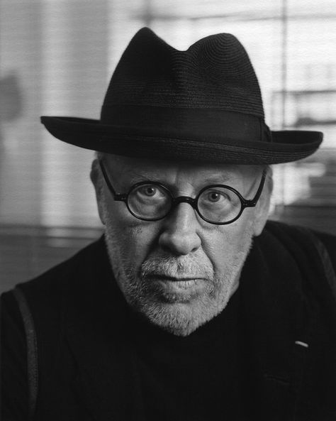 Portret: Joseph Kosuth Art Bio Ideas, Art Bio, Joseph Kosuth, Bio Ideas, Jasper Johns, Conceptual Artist, School Of Visual Arts, Cities In Europe, Visual Diary