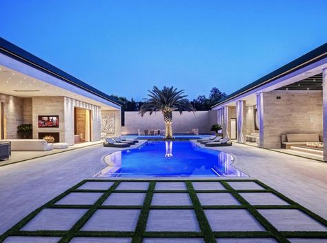 Kylie Jenner's $36.5 Million Holmby Hills Estate is Spectacular, New Photos Kylie Jenner Home, Kylie Jenner New House, Kylie Jenner House, Jenner House, Holmby Hills, Beverly Hills Houses, Hills Resort, Mega Mansions, Luxury Homes Dream Houses