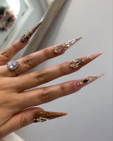 Gold Stilletos, Stelitto Nails, November Nails Fall Acrylic, Iconic Nails, Beige Nails Design, 30 Aesthetic, Fall Acrylic, Long Stiletto Nails, Wow Nails