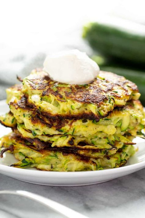 Zucchini Pancake, Use Up Zucchini, Zucchini Pancakes, Breakfast Low Carb, Easy Zucchini, Vegetarian Main Dishes, Zucchini Fritters, Delicious Vegetables, Keto Meal Prep