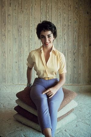 Elizabeth Taylor Style, Kibbe Romantic, She Walks In Beauty, Violet Eyes, Hollywood Icons, Child Actresses, Beauty Icons, Golden Age Of Hollywood, Elizabeth Taylor