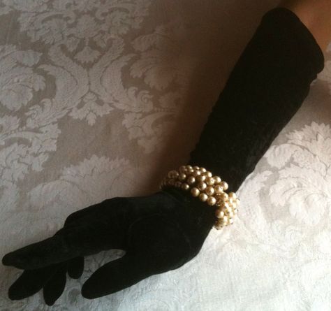 Pearls & black velvet gloves Gloves And Bracelets, Speakeasy Aesthetic Outfit, Silk Gloves Aesthetic, Opera Gloves Aesthetic, Black Formal Gloves, Black Gloves Aesthetic, Black Gloves With Pearls, Black Long Gloves Aesthetic, Black Evening Gloves