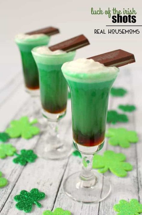 St Patty's Day Drinks, Irish Shots, St Patricks Day Drinks, Irish Drinks, Easy Alcoholic Drinks, Mint Drink, St Patricks Day Food, Garden Hacks, Green Drinks