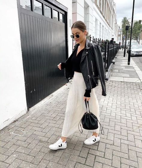 Sneaker Outfits Women, Skirt Outfits Fall, Skandinavian Fashion, London Outfit, 가을 패션, Mode Inspiration, Looks Vintage, Outfits Casuales, Black Jacket