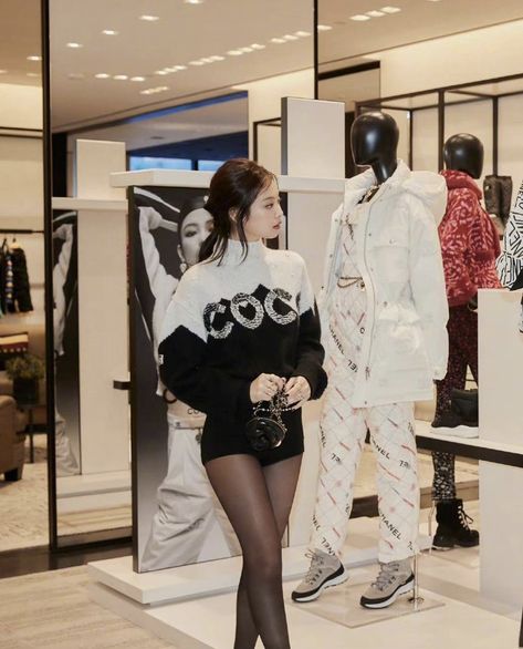 Jennie Chanel Outfit, Jennie Kim Chanel, Billboard Ads, Jennie Chanel, Chanel Outfit, Collection Display, Jennie Kim Blackpink, Flagship Store, Black Pink Kpop