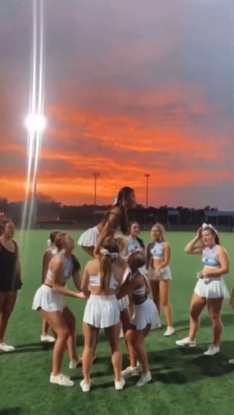 Cheerleader Moves For Beginners, Different Types Of Cheerleaders, Cute Cheer Dances, Jv Cheer Stunts, Cheer Builds, Cheerleading Dance Routines, Amazing Cheer Stunts, Competitive Cheer Aesthetic, Cheerleader Videos