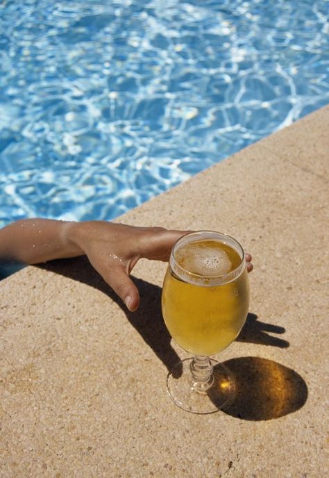 Pool Summer Aesthetic, Pool Day Aesthetic, Aesthetic Blue Sky, Sky And Ocean, Pool Drinks, Living Aesthetic, Glass Of Beer, Pool Poses, Beer Photography