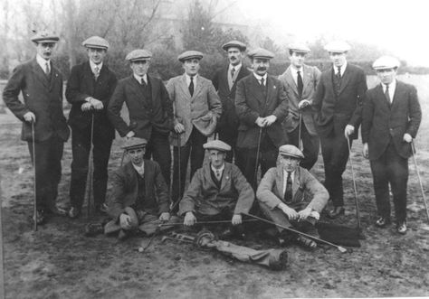 1920's golfers. Look how much body those Flat Caps have got! Edwardian Mens Fashion, 1920s Mens Clothing, 1920s Mens Hats, Newspaper Boy Hat, 1920s Mens Fashion, Oxford Bags, Modern Suits, Mens Hats, Country Wear