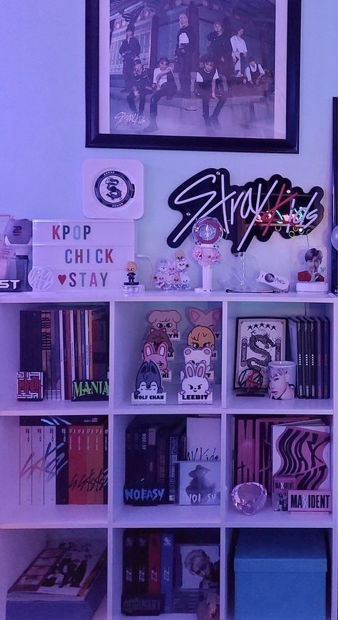 K Pop Apartment, Straykids Bedroom Ideas, K Pop Decor, Straykids Lightstick Drawing, K Pop Inspired Room, Kpop Bedroom Decor, K Pop Room Decor Ideas, K Pop Themed Room, Straykids Lightstick Decoration