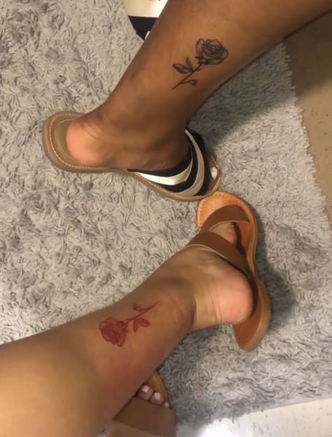 Cousin Tattoos Black Women, Baddie Sister Tattoos, Baddie Matching Tattoos For Best Friends, Group Matching Tattoos Friends, Matching Tattoos Rose, Matching Ankle Tattoos Sisters, Matching Tattoos For Best Friends Ankle, Matching Tats With Bestie, Matching Spine Tattoos For Best Friends