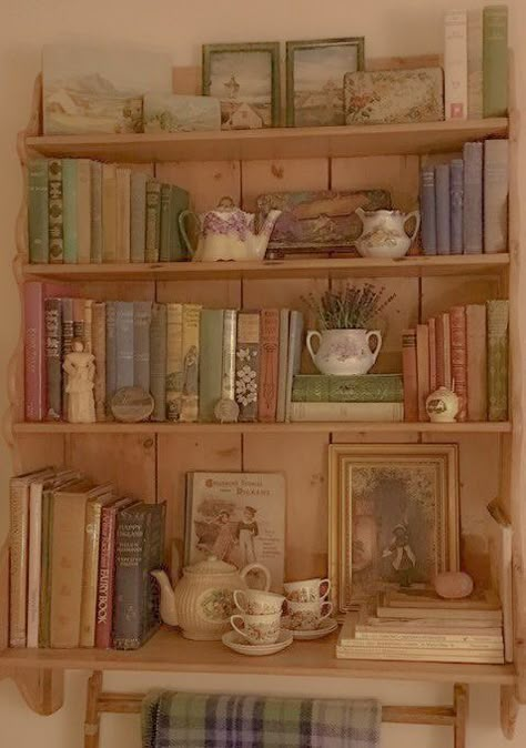 Vintage Style Bookshelf, Earth Toned House Decor, Honeycore Bedroom, Feminine Cabin Decor, Dream Bedroom Vintage, Vintage Cottagecore Aesthetic Bedroom, Cottage Interior Bedroom, Vintage Bookshelf Aesthetic, Annaliese Core