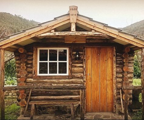 Step by step construction of a log cabin Prefab Guest House, Small Log Homes, Diy Log Cabin, How To Build A Log Cabin, Cabin Diy, Diy Cabin, Log Home Designs, Small Log Cabin, Rustic Log Cabin