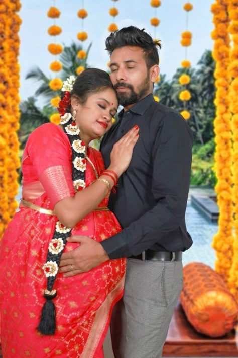 Sreemantham Photoshoot Indian, Sreemantham Photoshoot Traditional, Valaikappu Photoshoot, Srimantham Photoshoot, Sreemantham Photoshoot, Seemantham Photos, Maternity Couple Poses, Baby Shower Poses, Indian Maternity Photos