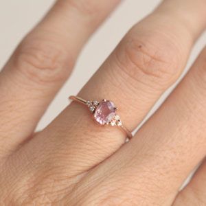 Simple peach sapphire engagement ring https://www.etsy.com/uk/shop/SumuduniGems Peach Sapphire Rings, Oval Sapphire Engagement Ring, Peach Sapphire Engagement Ring, Diamond Sapphire Engagement Ring, Ring Rosegold, Peach Sapphire, Engagement Ring Rose Gold, Fabulous Wedding, Pink Sapphire Ring