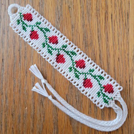 Alpha Pattern Bracelet, Knot Friendship Bracelet, Friendship Bracelet Tutorial, Bracelets Tutorial, Cute Friendship Bracelets, Friendship Bracelets Tutorial, Sister Bracelet, Floral Leaves, Christmas Crochet Patterns