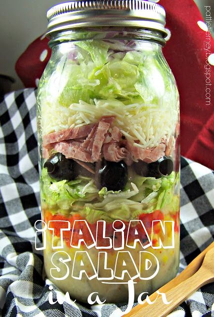 Mason Jar Meal Prep, Mason Jar Lunch, Mason Jar Recipe, Salad Jar Recipe, Jar Salad, Mason Jar Salad Recipes, Italian Chopped Salad, Savvy Southern Style, Mason Jar Salad