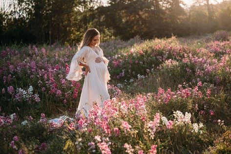 Couples Instagram, Studio Headshots, Newborn Portrait, Headshots Professional, Maternity Portraits, Maternity Shoot, Family Maternity, Flower Farm, Pregnancy Shoot