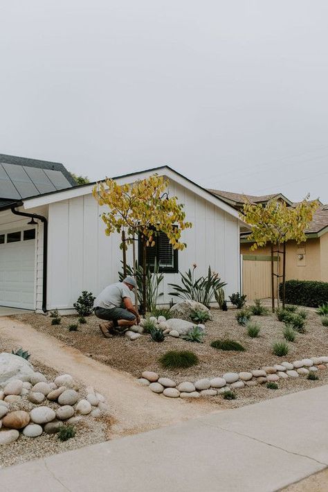 We’re big fans of elevation changes in a landscape…even if they’re small.🌿 That mini cobble retaining wall adds visual interest so this coastal front yard garden doesn’t fall flat. Drought Friendly Front Yard Landscaping, Coastal Retaining Wall, Flat Front Yard Landscaping Ideas, Sitting Area Front Yard, Drought Friendly Front Yard, Minimal Landscaping Front Yard, Coastal Front Yard, Front Yard Retaining Wall, Backyard Refresh