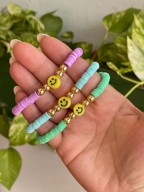 Smiley Face Beads Bracelet, Smiley Face Heishi Bracelet, Trending Bracelets 2022, Clay Bracelet Designs, Happy Face Bracelet, Trendy Bracelets Bead, Smiley Face Bracelet Ideas, Bff Bracelets Diy, Cute Bracelets To Make