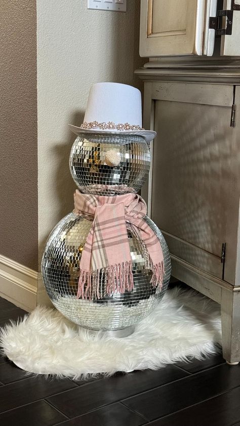 ☃️🪩 Disco ball snowman 🪩☃️ Snowman Disco Ball, Disco Snowman, Disco Ball Snowman, Christmas Disco Ball, Disco Ball Christmas, Christmas Disco, Winter Decorating, Christmas Parties, Disco Ball