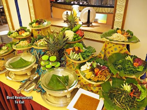 Kerabu and Ulam Station  - RAMADAN BUFFET 2019 @ISTANA HOTEL Review By Best Restaurant To Eat - A Malaysian Food Blog Vietnamese Table Setting, Raya Aesthetic, Ramadan Buffet, Buffet Styling, Filipino Delicacies, Lao Food, Taman Sari, Buffet Set Up, Marinated Lamb