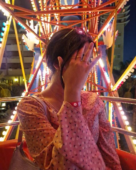 lights | Ferris wheel | holiday | 2022 aesthetic | dark | bright | carnival | funfair Mela Aesthetic, Carnival Aesthetic Outfit, Funfair Aesthetic, Ferris Wheel Pictures, Ferris Wheel Aesthetic, Wheel Aesthetic, Fair Pics, Flick Ideas, Fair Girls