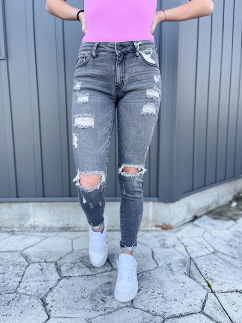 Gray jeans outfit