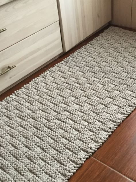 Knitted Carpet, Homemade Rugs, Diy Rugs, Crochet Mat, Rug Cotton, Crochet Carpet, Crochet Bedspread Pattern, Crochet Rug Patterns, Baby Sweater Knitting Pattern