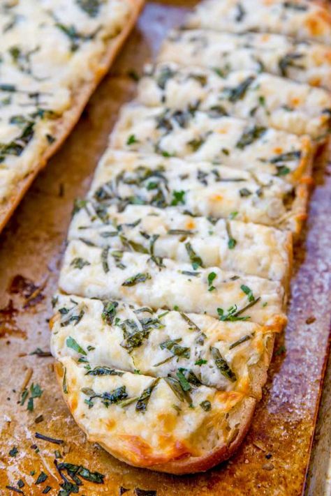 Spinach Artichoke Dip Cheesy Bread is two of your favorite appetizers in one. Cheesy garlic bread meets spinach and artichoke dip in just 30 minutes! Spinach Artichoke Toast, Spinach Cheese Bread, Artichoke Bread Recipe, Spinach Dip Bread, Spinach Artichoke Bread, Artichoke Bread, Cheesy Bread Recipe, Spinach Bread, Spinach And Artichoke Dip