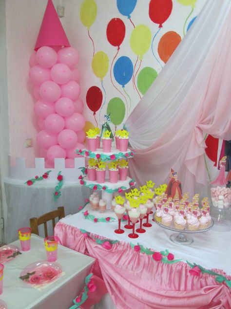 Beauty Birthday Party Ideas, Princess Aurora Cake, Kids Party Food Ideas, Sleeping Beauty Birthday, Aurora Party, Aurora Cake, Sleeping Beauty Birthday Party, Beauty Table, Table Decoration Ideas