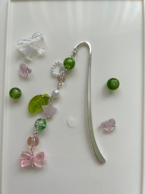 Diy Bookmarks Beads, Bead Bookmark Diy, Bookmark With Beads Diy, Diy Bookmark With Charm, Bookmark Charms, Bookmark Charm, Diy Beaded Rings, Beaded Bookmarks, Kawaii Jewelry