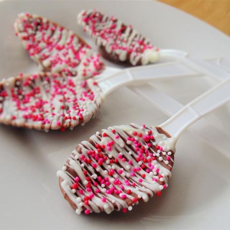 Chocolate Spoons Chocolate Covered Spoons How To Make, Chocolate Covered Spoons, Christmas Candy Easy, Chocolate Covered Marshmallows, Chocolate Spoons, Homemade Food Gifts, Candy Sprinkles, Almond Bark, Holiday Snacks