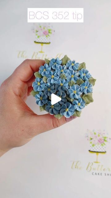 Making Flowers With Frosting, Flower Cupcake Designs, Cupcakes With Buttercream Flowers, Mini Buttercream Flowers, Buttercream Flowers Cupcakes Tutorials, Fall Cupcake Bouquet, Baby In Bloom Cupcake Ideas, Easy Flower Cupcakes Decorating, Easy Floral Cupcakes