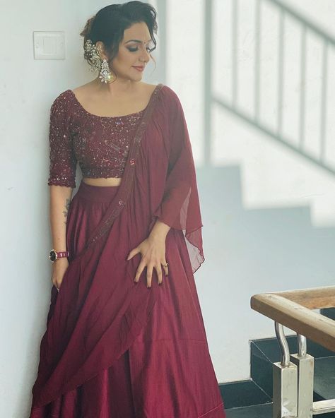 Rimi Tomy, Gowns Dresses Indian Receptions, Simple Engagement Dress, Kerala Engagement Dress, Gowns Dresses Indian, Onam Outfits, Engagement Dress For Bride, Elegant Maxi Dresses, Simple Lehenga