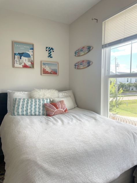 #college #apartment #beach #beachhousedecor #aesthetic #bedroom Beach College Dorm, Room Ideas Beach Aesthetic, Beach Room Inspo Aesthetic, Beach Apartment Aesthetic, Costal Cowgirl Aesthetic Bedroom, Coastal Aesthetic Bedroom, Surf Aesthetic Bedroom, Colorful Room Ideas, Room Ideas Beach