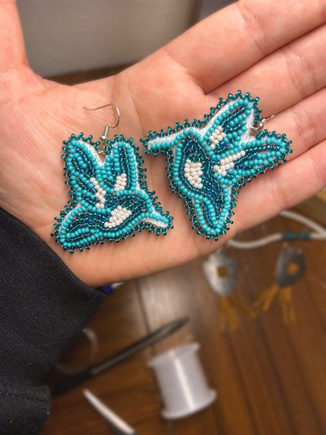 Caribou Tufting, Diy Baubles, Beaded Hummingbird, Native American Beadwork Patterns, Beaded Jewelry Earrings, Native Crafts, Hummingbird Earrings, Beaded Earring, Beading Jewelery