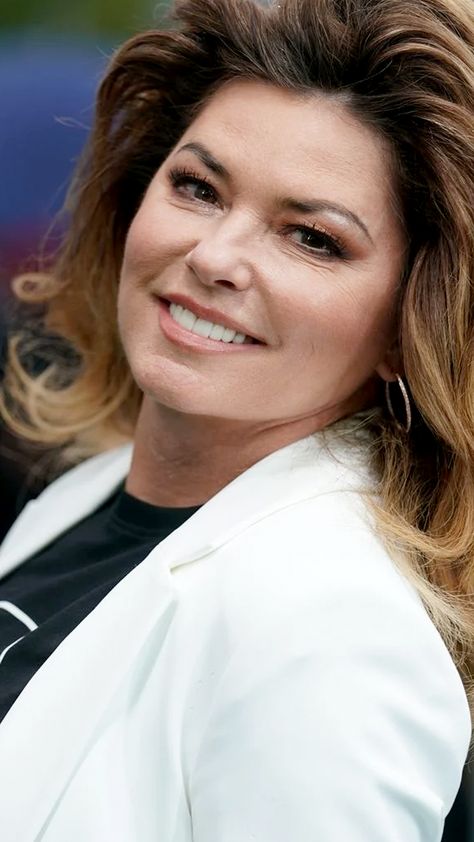 Shania Twain to Open New Bar in Downtown Nashville Open A Bar, Shania Twain Hair, Shaina Twain, Emeril Lagasse Recipes, Simpson Wallpaper Iphone, Emeril Lagasse, Country Pop, Downtown Nashville, Spiritual Artwork