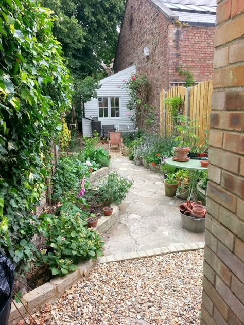 Small Garden Layout, Narrow Garden, Small Garden Landscape, My French Country Home, Small Courtyard, Small Courtyard Gardens, Courtyard Gardens Design, Back Garden Design, Small Garden Ideas