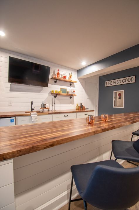 Coastal Home Bar Ideas, Coastal Basement Ideas, Small Basement Bar Ideas, Tv Bar, Bar Renovation, Basement Decoration, Basement Kitchenette, Basement Bars, Basement Bar Ideas