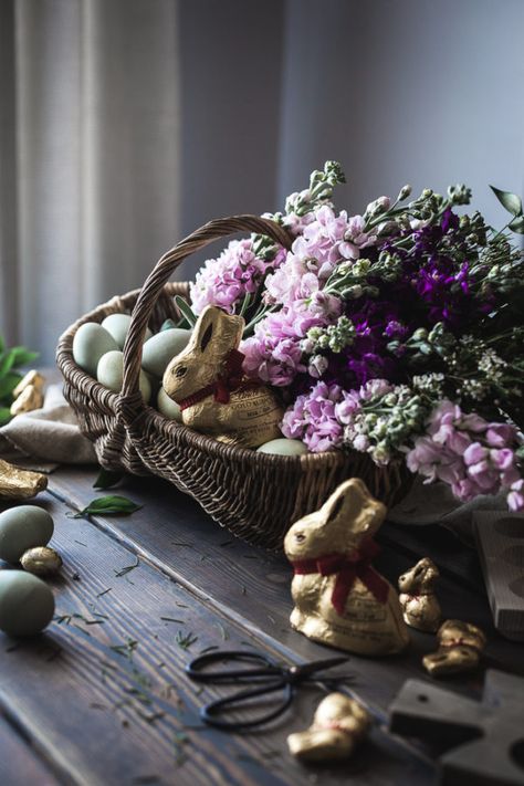 Wallpaper Easter, Diy Osterschmuck, Easter Photography, Easter Photoshoot, Rustic Easter, Holiday Wall Decor, Ideas For Easter Decorations, Easter Photos, Easter Basket Diy