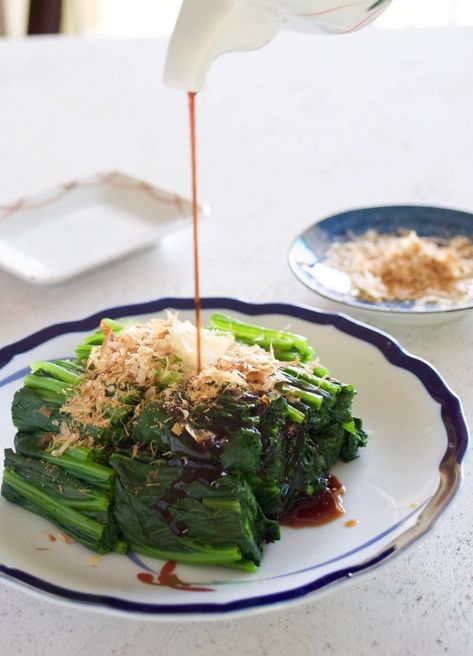 Dishes With Vegetables, Japanese Side Dish, Simple Spinach Salad, Bonito Flakes, Easy Japanese Recipes, Japanese Cooking, Japanese Dishes, Sesame Seeds, Vegetable Dishes