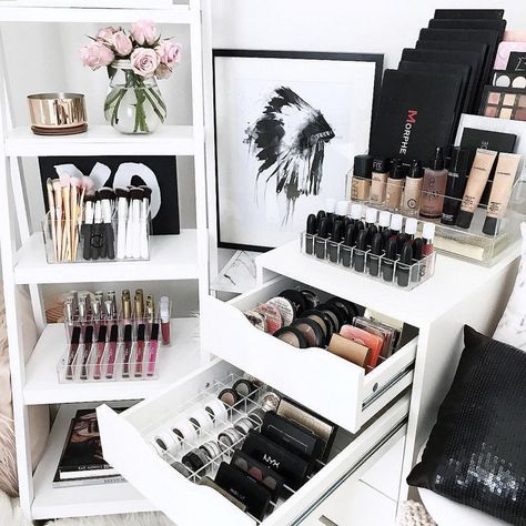 Inspirational makeup room ideas, make up stations for your room #makeupstationideasforbedroom Organized Makeup, Hanging Makeup Organizer, Rangement Makeup, Makeup Recipes, Makeup Station, Makeup Storage Organization, Makeup Organization Vanity, Closet Room, Makeup Rooms