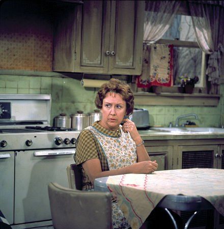 "All in the Family" Jean Stapleton on the set c. 1972...RIP.  Edith was a cool chick! Edith Bunker, Jean Stapleton, Archie Bunker, Damn Yankees, Classic Tv Shows, Bette Midler, Classic Television, All In The Family, Age 50