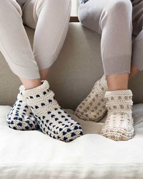 Slippers Free Pattern, Knit Slippers Free Pattern, Arm Knitting Blanket, Knit Slippers, Personalised Gifts Handmade, Creative Knitting, Crafty Mom, Finger Knitting, Knitted Socks