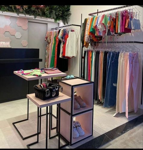 Small Store Design Clothing, Clothing Boutique Decor Small Spaces, Small Bussines Studio, Clothing Boutique Decor Small Spaces Display Ideas, Small Showroom Ideas, Small Clothing Store Interior Design, Ideas Para Boutique, Small Boutique Decor, Mini Boutique Store Ideas