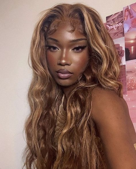 Honey Gold Hair, Blonde Hair Brown Skin, Dark Skin Blonde Hair, Blonde Natural Hair, Honey Brown Hair, Blonde Hair Girl, Dyed Hair Inspiration, Dirty Blonde Hair, Dyed Natural Hair