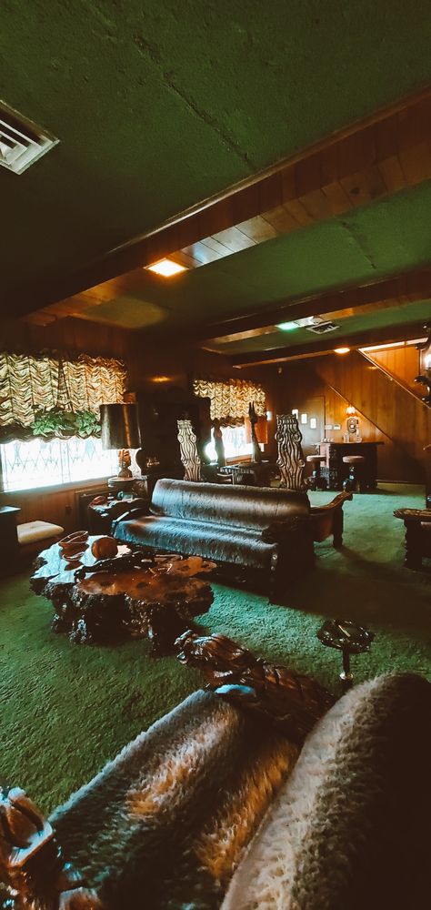 Elvis Presley's jungle inspired living room in graceland Memphis Jungle Room Graceland, Elvis Presley House Graceland, Elvis Jungle Room, Graceland Interior, Graceland Inside, Graceland Aesthetic, Jungle Room Aesthetic, Elvis House, Graceland House