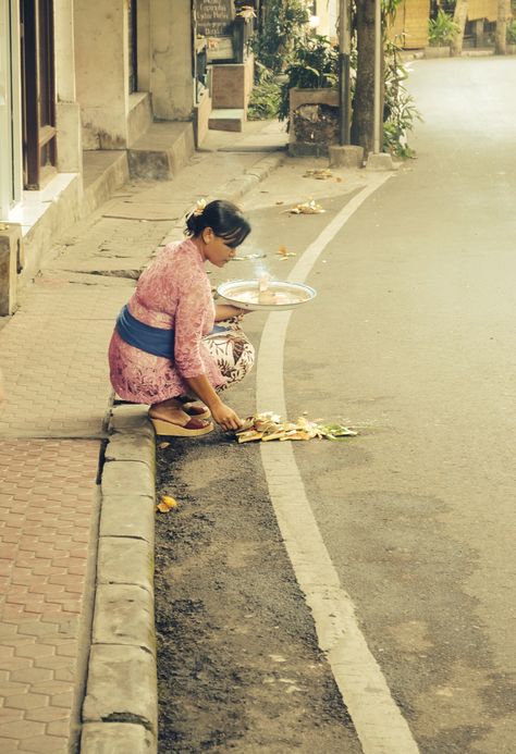 Street photography, Hindu offerings in Ubud #Bali Street Photography Model, Bali Photography, Street Photography Graffiti, Street Photography Portrait, Street Photography Tips, Street Photography Urban, Street Photography People, London Street Photography, City Streets Photography